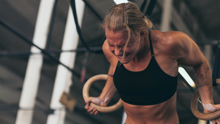 Calisthenics athlete Malin Malle doing pelican curls in workout rings by GORNATION